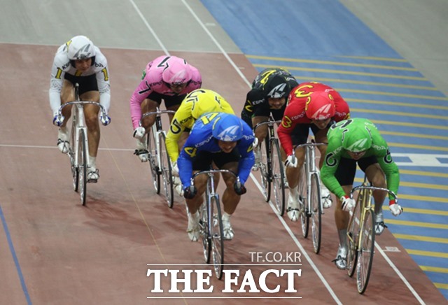 광명스피돔에서 경주에 출전한 선수들이 치열한 경합을 벌이고 있다./국민체육진흥공단