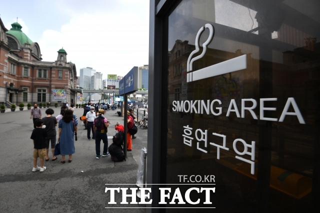 국민건강보험공단 건강보험연구원은 현재 흡연자(30년 이상·20갑년 이상)의 소세포폐암 발생 위험이 비흡연자의 54.5배에 달한다고 11일 밝혔다. 사진은 2021년 7월 10일 서울 중구 서울역 광장 인근 흡연구역. /사진=남윤호 기자