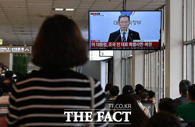 정부는 제80주년 광복절을 맞아 소상공인, 청년, 운전업 종사자 등 서민생계형 형사범, 경제인, 여야 정치인, 노동계, 농민 등 2188명을 특별사면 및 복권한다고 11일 밝혔다. 사진은 이날 오후 서울 서초구 서울고속버스터미널에서 시민들이 광복절 특별사면 관련 브리핑을 시청하는 모습. /박헌우 기자