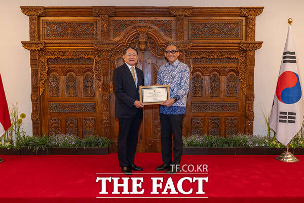 선승훈 선메디컬센터 의료원장(사진 왼쪽)이 지난 9일 주한 인도네시아 대사관에서 인도네시아 정부로부터 표창을 받았다./선메티컬센터