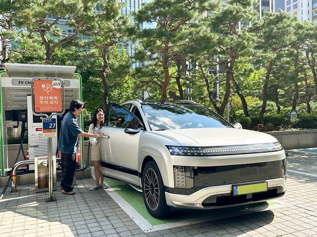 SK이노베이션 계열 직원들이 서울 종로구 SK서린빌딩에서 충전중인 현대자동차 대표 전기차 모델 아이오닉9을 체험하고 있다. /SK이노베이션
