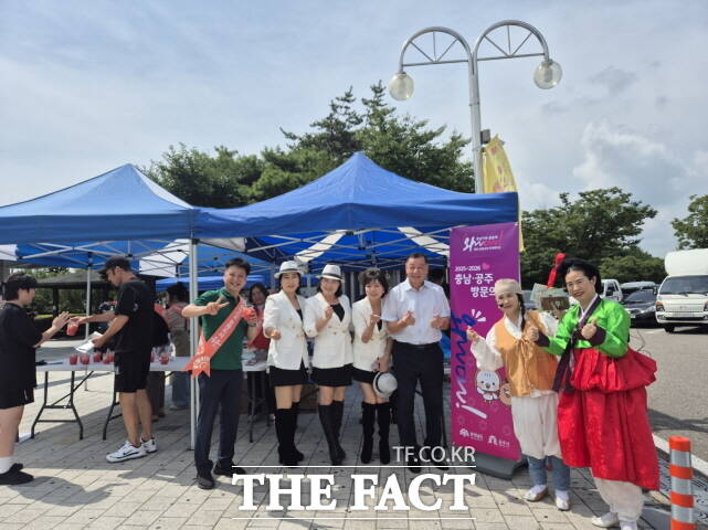 공주시가 지난 8일 공주시 관광협의회 주관으로 정안 알밤휴게소(상행선)에서 ‘관광 홍보의 날’ 행사를 열고 관계자들이 기념촬영을 하고 있다. /공주시