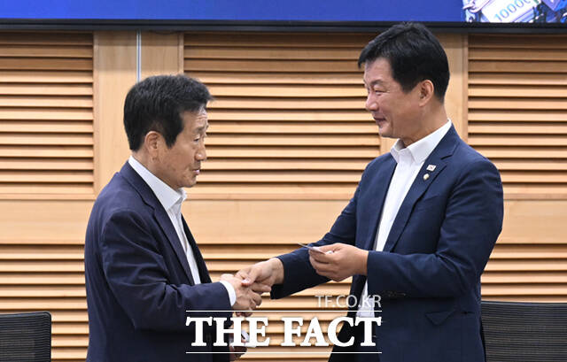 박균택 의원(오른쪽)과 이날 토론회 좌장을 맡은 김재홍 전 서울디지털대학교 총장이 인사하고 있다.