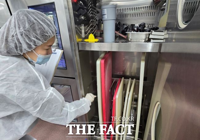 지방자치단체 공무원이 음식업소를 대상으로 위생점검을 벌이고 있다. 기사와 관련없음. /더팩트 DB