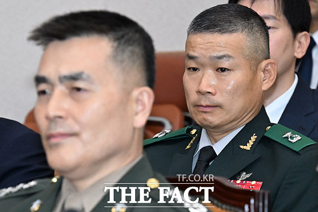 김동혁 국방부 검찰단장(오른쪽)이 2024년 7월 19일 오전 서울 여의도 국회 법제사법위원회에서 열린 윤석열 대통령 탄핵소추안 발의 요청 청원 청문회에 증인 출석해 있다. 왼쪽은 박정훈 전 해병대 수사단장. /국회=남윤호 기자