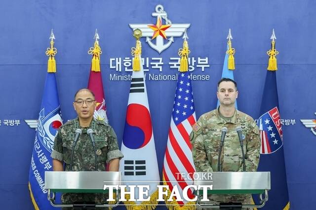 북한은 11일 한미연합군사훈련 을지 자유의 방패(UFS·을지프리덤실드) 실시에 대해 계선을 넘는 도발행위라고 반발했다. 사진은 지난 7일 서울 용산구 국방부 브리핑룸에서 이성준(왼쪽) 합동참모본부 공보실장과 라이언 도널드 유엔사·연합사·주한미군사 공보실장이 UFS 공동브리핑을 하는 모습. /뉴시스