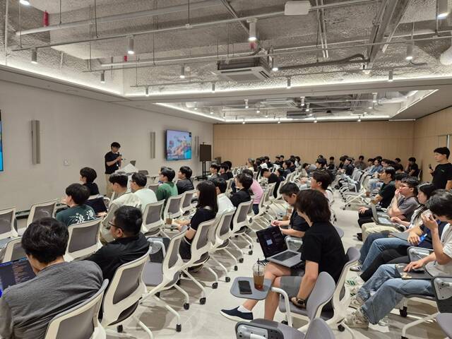 크래프톤이 인재 양성 프로그램 크래프톤 정글 게임테크랩 1기 교육생들이 개발한 언리얼 엔진 플러그인 8종을 글로벌 콘텐츠 마켓플레이스 팹(Fab)에 출시했다. 크래프톤 정글 게임테크랩 1기 발표회 현장. /크래프톤