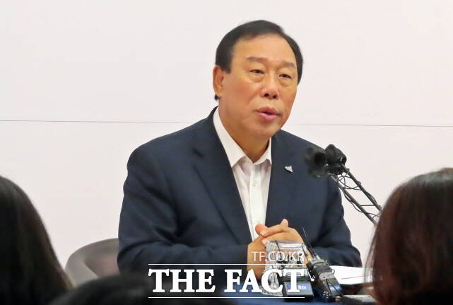 최민호 세종시장이 11일 시청 정음실에서 기자간담회를 갖고 대통령 세종집무실 신속추진 과제 선정 관련 정책을 제안하고 있다.