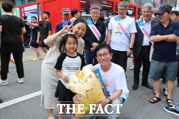 농협 대전본부는 8일 ‘대전0시축제’ 개막식에서 지역 시민들과 관람객들을 대상으로 우리쌀의 가치와 소중함을 알리는 범국민 쌀 소비촉진 캠페인을 펼쳤다./농협대전본부