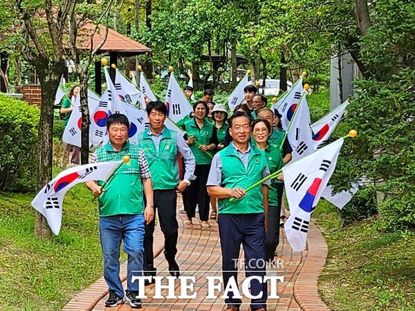 새마을지도자대전유성구협의회는 11일 봉산동 하늘바람휴먼시아 1단지에서 가정용 태극기 400개를 지역주민에게 무료로 배포하는 ‘나라사랑 태극기 나눔 행사’를 개최했다./유성구새마을회