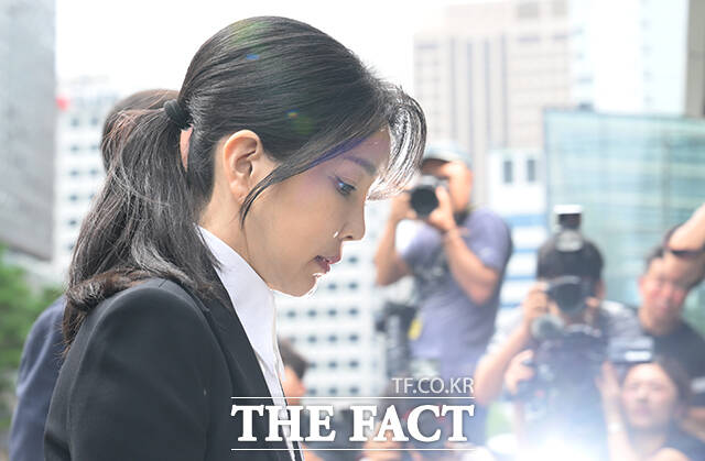 김건희 여사 연루 의혹을 수사하는 민중기 특별검사팀이 11일 건설사 서희건설을 두고 강제수사에 나섰다. 특검팀은 서희건설 측이 김 여사게에 목걸이를 선물하면서 인사 청탁을 한 것은 아닌지 의심하고 있다. /박헌우 기자