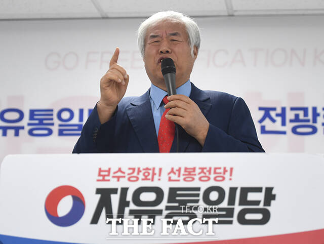 11일 경찰에 따르면 서울경찰청 안보수사과는 현재 특수건조물침입과 특수공무집행방해 교사, 집회 및 시위에 관한 법률(집시법) 위반 등 혐의로 전 목사를 고발한 사건 12건을 수사 중이다. 경찰은 전 목사 등 7명에 대한 압수수색을 진행했으며 압수물 분석을 마친 뒤 전 목사 등을 불러 조사할 방침이다. /장윤석 기자