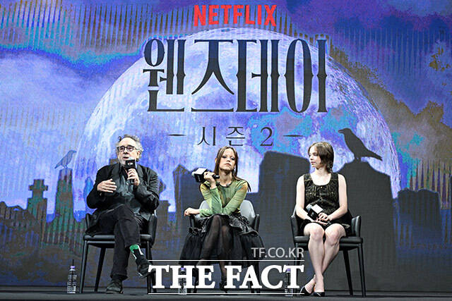 웬즈데이 시즌2로 한국 찾은 팀 버튼 감독과 배우 제나 오르테가, 에마 마이어스(왼쪽부터).