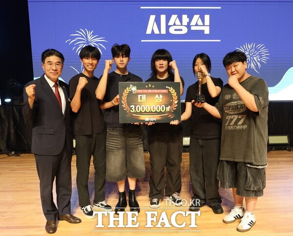 계룡시가 9일 2025 Yes! 계룡 전국청소년가요제를 개최한 가운데 대상 수상팀이 기념 촬영을 하고 있는 모습./계룡시