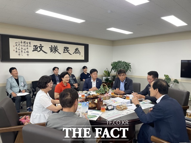 진주시의회 의원 연구단체 ‘진주활력회복 연구회’가 도농복합도시 및 교육도시 기반의 도시재생 사례 벤치마킹을 위해 전북 김제시의회를 방문했다./진주시의회