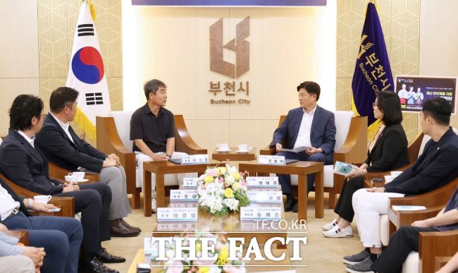 조용익 부천시장(오른쪽 3번째)이 소상공인연합회원들과 대화하고 있다./부천시