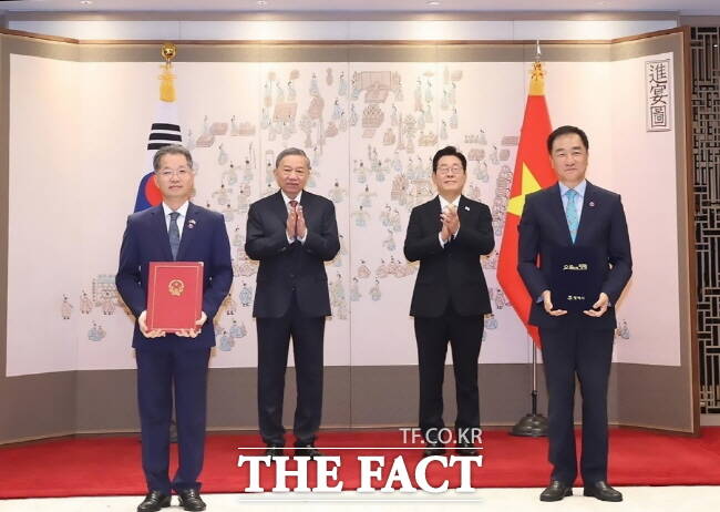 11일 열린 한국·베트남 정상회담에서 정장선(앞줄 오른쪽) 평택시장과 응우옌 반 꽝 다낭시 당서기가 이재명 대통령과 또 럼 베트남 서기장이 지켜보는 가운데 합의서를 교환하고 있다./평택시