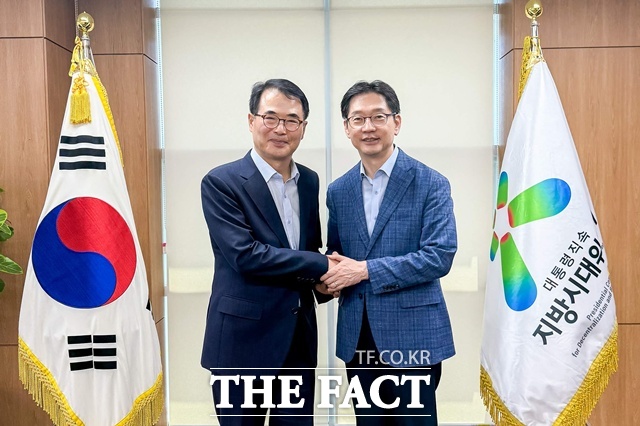 장충남(왼족) 남해군수가 김경수 지방시대위원장을 만나 국가균형발전 전략의 원활한 추진을 위해 적극적인 협력과 지원을 요청했다./남해군