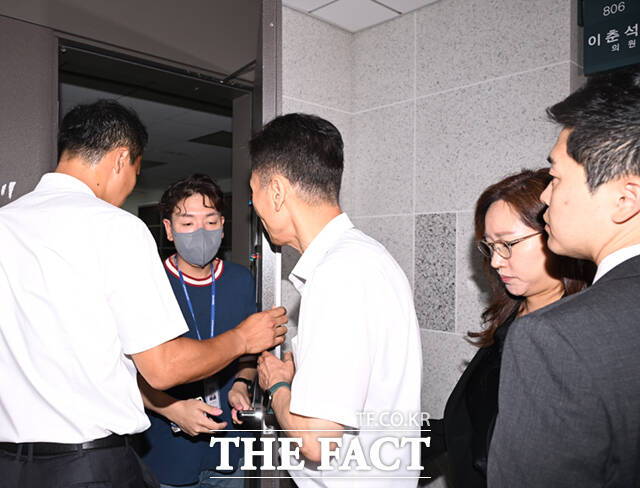 경찰이 차명 주식거래 의혹에 휩싸인 이춘석 무소속 의원에 대한 강제수사에 나서자 더불어민주당은 당의 입장을 추가할 건 없다며 말을 아꼈다. 사진은 경찰 관계자가 이 의원의 의원회관 의원실로 들어가는 모습. /이새롬 기자