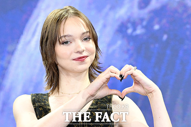 K-하트 포즈 취하는 에마 마이어스.