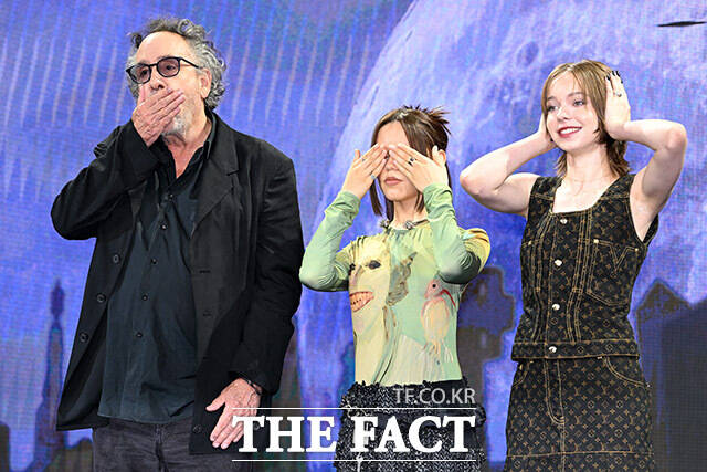 팀 버튼 감독과 배우 제나 오르테가, 에마 마이어스(왼쪽부터)가 11일 오전 서울 종로구 포시즌스 호텔 서울에서 열린 넷플릭스 시리즈 웬즈데이 시즌2 기자간담회에 참석해 포즈를 취하고 있다. /남용희 기자