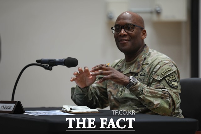 제이비어 브런슨 주한미군사령관이 지난 8일 경기 평택시 캠프 험프리스에서 열린 국방부 기자간담회에서 기자들의 질문에 답하고 있다./뉴시스.주한미군사령부 제공