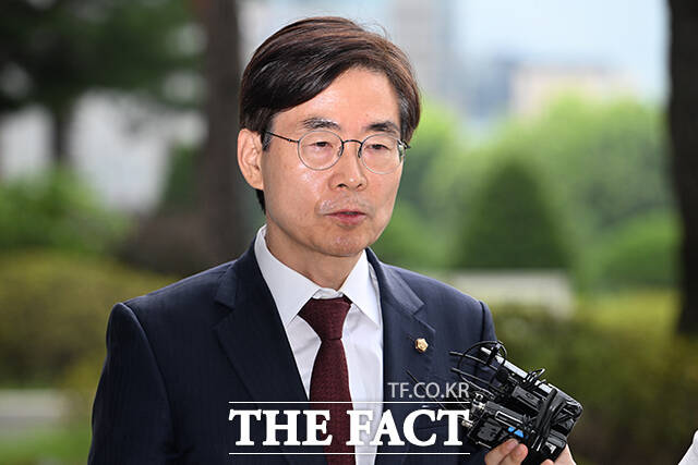 조경태 국민의힘 의원이 11일 오전 서울 서초구 서울고등검찰청 청사에 마련된 내란 특검사무실에 참고인 신분으로 출석해 입장을 밝히고 있다. /박헌우 기자