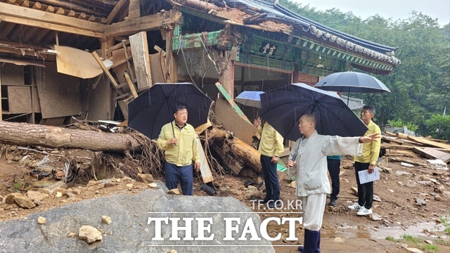 박명균 행정부지사가 최근 집중호우로 피해를 본 산청군 신등면 국가지정유산(보물)으로 지정된 율곡사를 찾아 현장을 둘러 보고 있다. /경남도