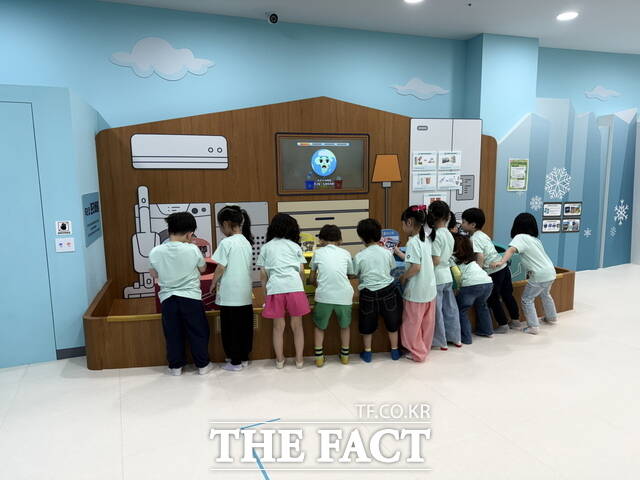 전주시 자연생태관에서 아이들이 생태환경 교육 프로그램을 체험하고 있다. /전주시