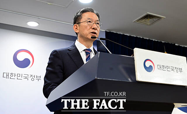 정성호 법무부 장관이 11일 오후 서울 종로구 정부서울청사에서 광복절 특별사면과 관련해 브리핑하고 있다. /임영무 기자