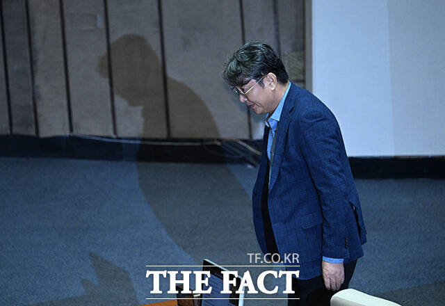 11일 경찰에 따르면 서울경찰청 금융범죄수사대는 이날 오전 10시20분께 금융실명법과 자본시장법 위반 등 혐의로 서울 여의도 국회의원회관에 있는 이 의원 사무실에 대한 압수수색을 실시했다. 사진은 차명 주식 거래 의혹을 받는 이춘석 의원이 지난 5일 오후 서울 여의도 국회에서 열린 본회의에 참석해 투표 후 본회의장을 나서고 있는 모습. /국회=박헌우 기자