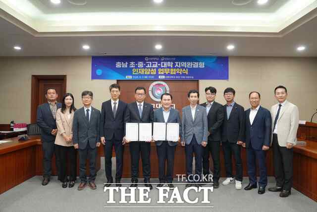 11일 충남도교육청과 선문대 관계자들이 ‘K-16 지역완결형 인재양성’을 위한 업무협약을 체결하고 있다. /충남도교육청