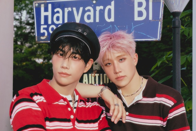 아스트로 진진(오른쪽)과 MJ가 유닛 주니지니를 결성하고 13일 첫 번째 미니 앨범 DICE를 발매했다. /판타지오