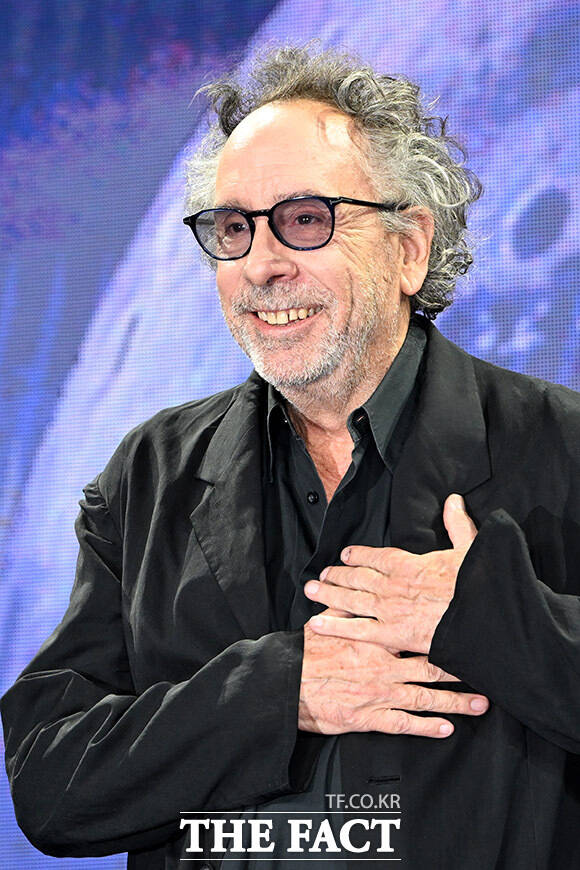 하트 포즈 요청에 Heart 만지는 팀 버튼 감독.