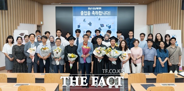 경남도립남해대학에서 베트남 출신 유학생 3명이 3학기 만에 졸업장을 받았다. 졸업식에는 노영식 총장, 안광열 국제교류센터장 등 30여 명이 참석해 유학생들의 새로운 출발을 축하했다. /남해대학