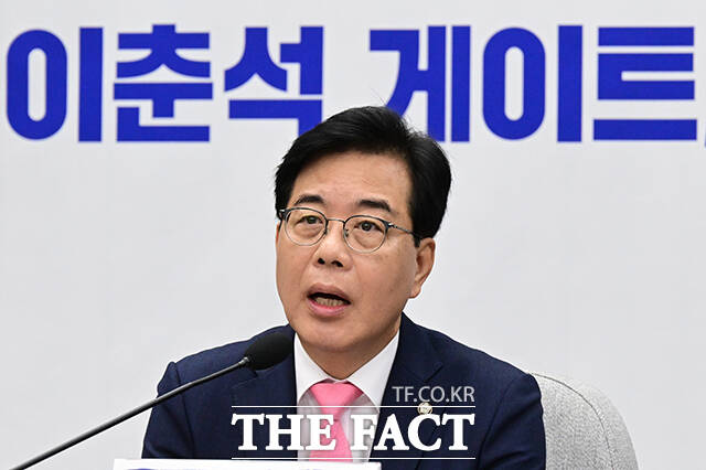 송언석 국민의힘 비상대책위원장 겸 원내대표이 11일 국민의힘은 그 어떤 비리 정치인에 대한 사면에도 반대한다. 조국과 윤미향 사면 시도를 즉각 중단하라고 촉구했다. 사진은 송 위원장이 지난 8일 오전 서울 여의도 국회에서 열린 원내대책회의에서 모두발언을 하고 있는 모습. /남윤호 기자