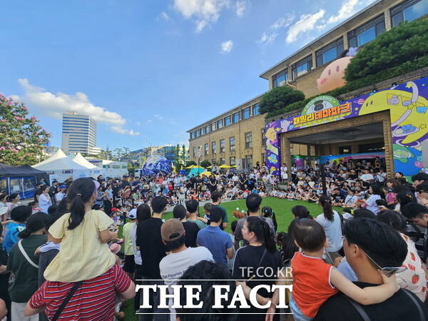 지난 주말 옛 충남도청사 앞마당에서 진행된 드라마서커스 공연 모습./대전문화재단