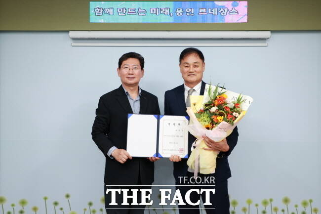 이상일(왼쪽) 용인시장이 지난 7월 15일 시청에서 최윤겸 초대 용인FC 감독에게 임명장을 수여한 뒤 기념촬영을 하고 있다./용인시