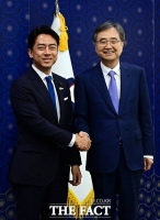  고이즈미 신지로 일 농림수산상과 악수하는 조현 외교부 장관 [포토]
