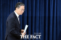  정성호 법무장관 손에 들린 '특별사면' 명단 [포토]