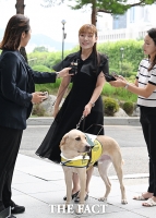  태백이와 내란특검 출석한 김예지 의원 [포토]