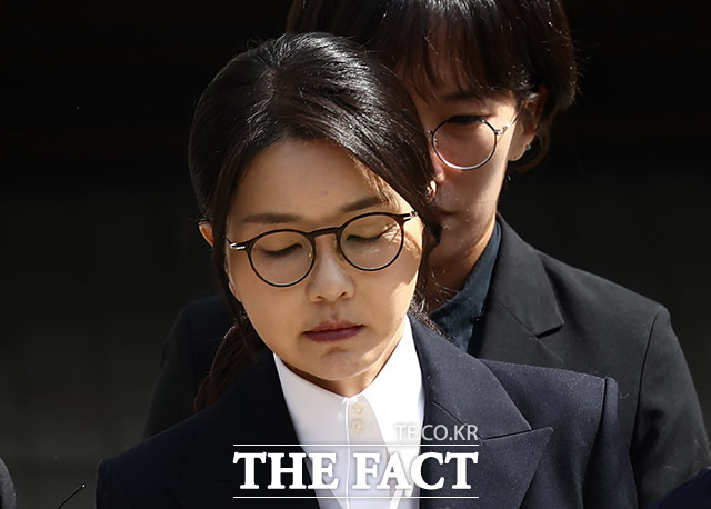 윤석열 전 대통령 부인 김건희 여사가 12일 오후 서울 서초구 서울중앙지법에서 열린 구속 전 피의자 심문(영장실질심사)를 마치고 나오고 있다. 2025.08.12 사진공동취재단