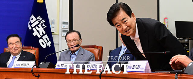 상임고문들과 인사하는 정동영 통일부 장관. 왼쪽부터 문희상, 이해찬 상임고문.