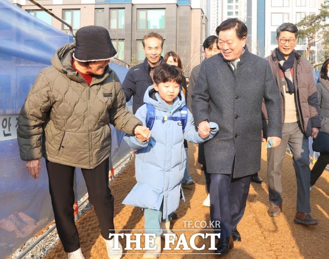 박승원 광명시장이 지난 3월 광명초등학교 임시 통학로에서 등교하는 학생과 함께 걷고 있다. /광명시