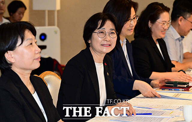 이스란 보건복지부 1차관(가운데)이 12일 오후 서울 종로구 정부서울청사에서 열린 제4차 장기요양위원회에 참석해 모두발언을 하고 있다. /임영무 기자