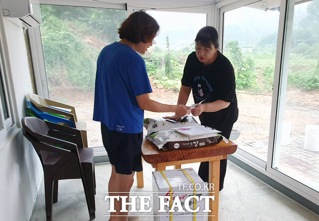 서산지역 극한 호우 피해 가구에 온정으로 전달된 쌀과 전자제품, 교환권을 전달하고 있다. /서산시