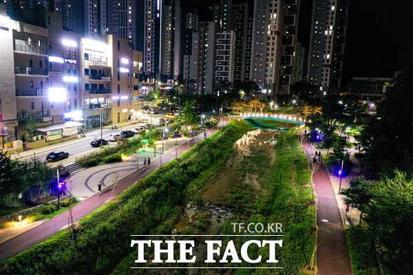농소천 산책로 야간 전경 /계룡시