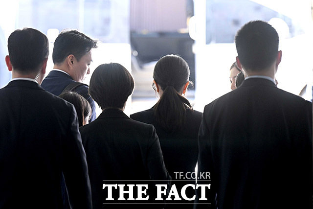 정재욱 서울중앙지법 영장전담 부장판사는 이날 오후 2시35분쯤 자본시장법 위반 등 혐의를 받는 김건희 여사의 구속영장 실질심사를 마쳤다. 이날 심사는 오전 10시10분 시작돼 4시간20분가량 동안 진행됐다. /사진공동취재단