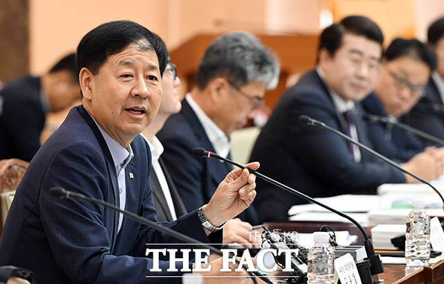 구윤철 부총리 겸 기획재정부 장관(왼쪽)이 12일 오전 서울 종로구 정부서울청사에서 열린 국유재산정책심의위원회에 참석해 모두발언을 하고 있다. /임영무 기자