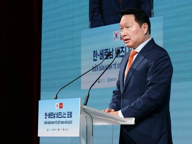 최태원 SK그룹 회장 겸 대한상의 회장이 12일 서울 소공동 롯데호텔에서 열린 한·베트남 비즈니스 포럼에서 개회사를 하고 있다. /대한상의